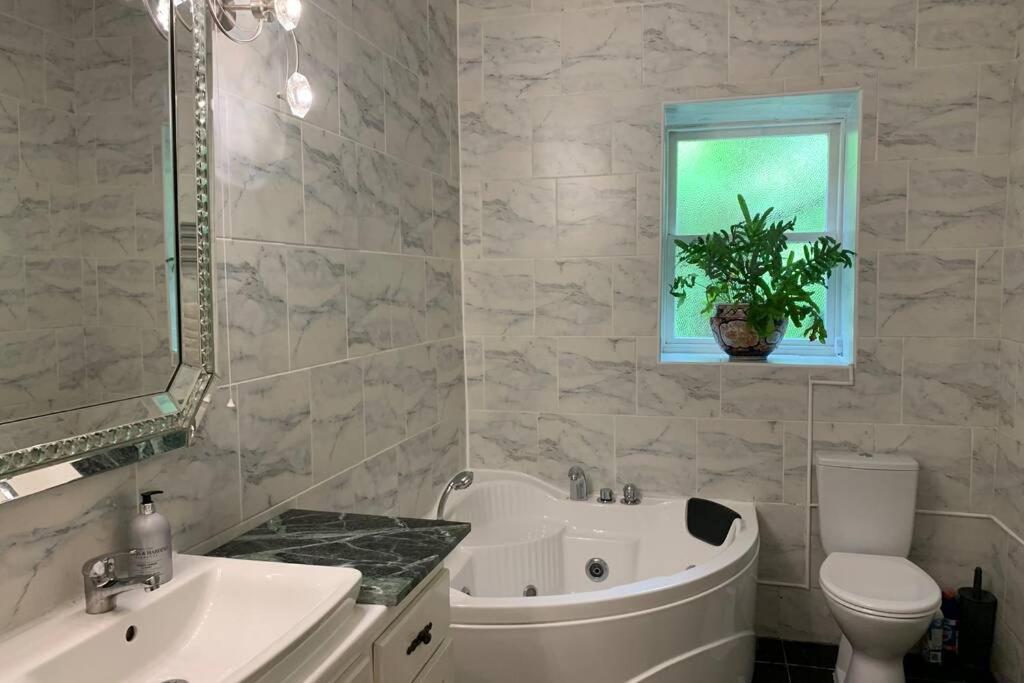 Luxurious Apartment In Historic Mansion - Sleeps 7 Ladock Εξωτερικό φωτογραφία
